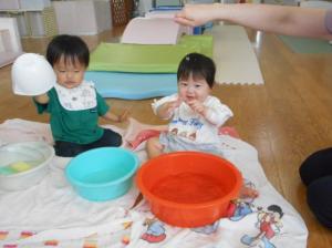 水遊びをしています