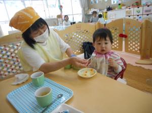離乳食を食べています