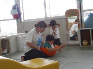 くるくる回る椅子に座って遊んでいます