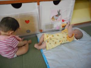 壁の玩具で遊んでいます