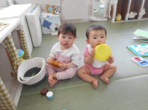 玩具を触って遊んでいます