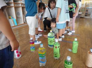 夏祭りごっこの輪投げをしています