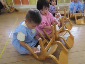 椅子を拭いています