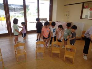 終業式に向かう　みかん組