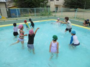 そらぐみプール遊びで水かけっこ