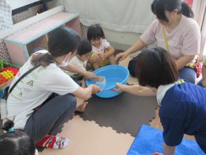 氷を触る