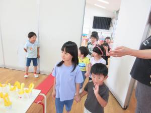 夏祭りごっこで3歳児とペアで楽しむ様子