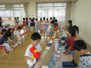 5歳児の夏祭りごっこ、ゲームコーナーの様子