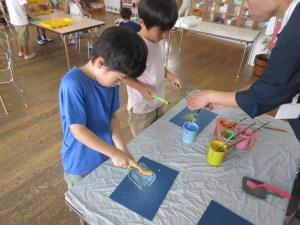 5歳児7月の製作の様子(スパッタリング)
