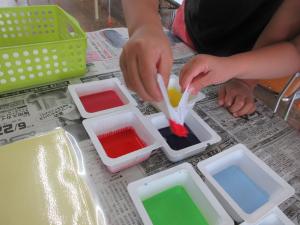 5歳児7月の製作の様子(染め紙)