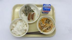 減量ご飯・牛乳・焼餃子・ピーマンとじゃこの炒り煮・チゲうどん