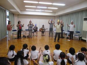 万年青年クラブのみなさんと歌を歌います
