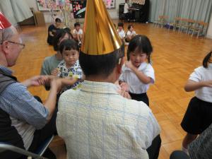 万年青年クラブのみなさんと触れ合い遊びです