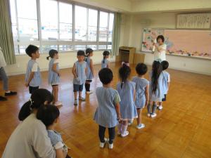 終業式で園長先生のお話をききます
