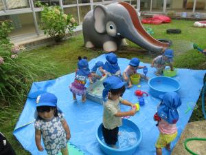 子どもが水遊びをしている。
