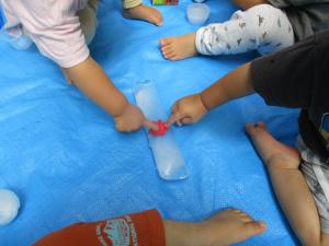 氷を子どもが触っている。