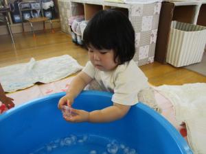 氷を手で持っている