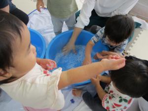 春雨を触って感触を楽しんでいる子ども達