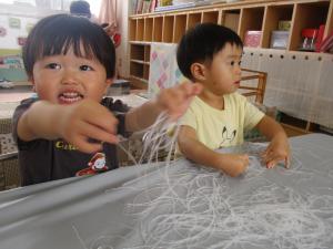 春雨を手で掴んでいる子ども達