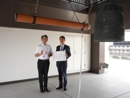 目録を持つ市長と感謝状を持つ上田社長