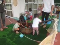 トイへ水を流して遊んでいます