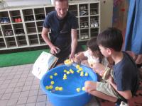 親子でアヒルすくいをして楽しんでいます
