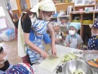 5歳児　野菜を包丁で切っています