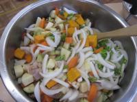 お鍋の中には野菜がゴロゴロと入っています