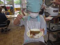 カレーのルーを自分でよそっています