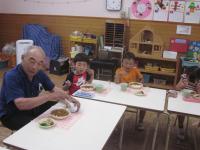 地域の方と一緒に試食しています