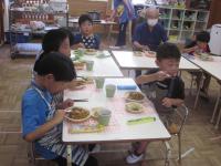地域の方と一緒にカレーを食べています