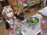 4歳児　ピーマンの種取りをしています