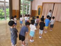 終業式で園長先生の話を聞いています