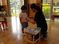 3歳児メダルをかけてもらっています