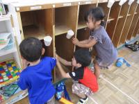 4歳児　保育室の棚を雑巾で拭いています