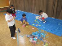 ブルーシートに折り紙でつくった魚など貼っています