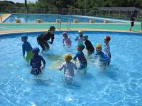 4歳児5歳児　体に水をかけて遊んでいます