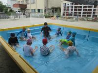 4歳児5歳児　水の中でお尻歩きをしています