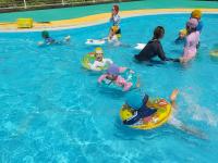 4歳児5歳児浮き輪をつかって遊んでいます