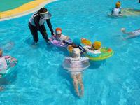 3歳児浮き輪につかまって遊んでいます