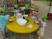 3歳児泡づくりをしています