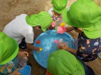 3歳児　水遊びをしています