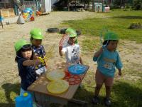 3歳児シャボン玉遊びをしています