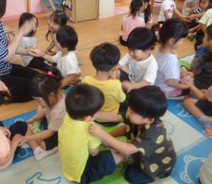 ふれあい遊びをして笑顔の３歳児