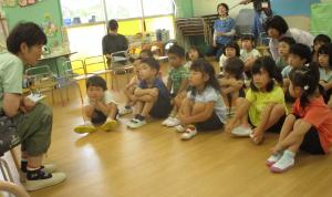 ４歳児が先生の話を聞いている