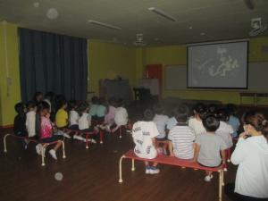 映画をみる５歳児
