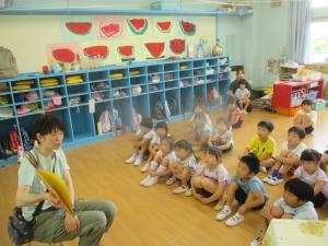絵本を見る５歳児