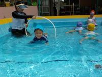 3歳児プール輪くぐり