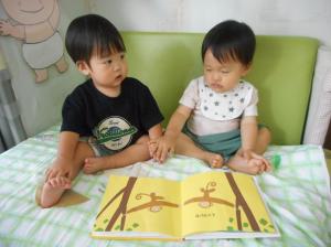 絵本を読んでいます。