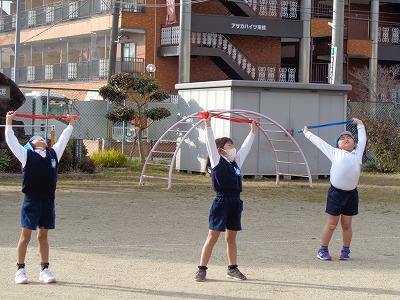 伸びる